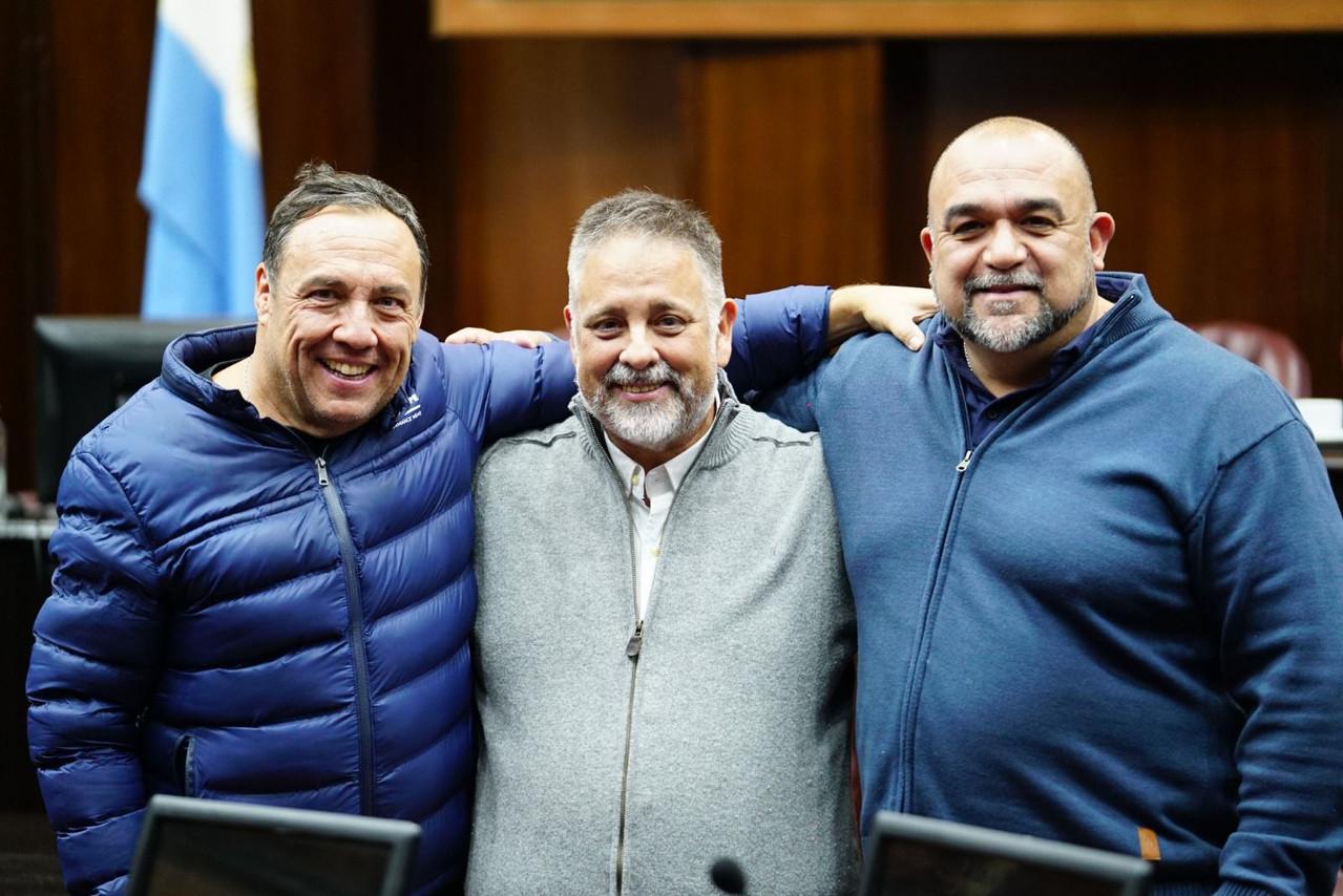 El vicegobernador Ricardo Endeiza, el intendente Maxi Frontera y el diputado Toti Videla abrazados en el recinto legislativo.