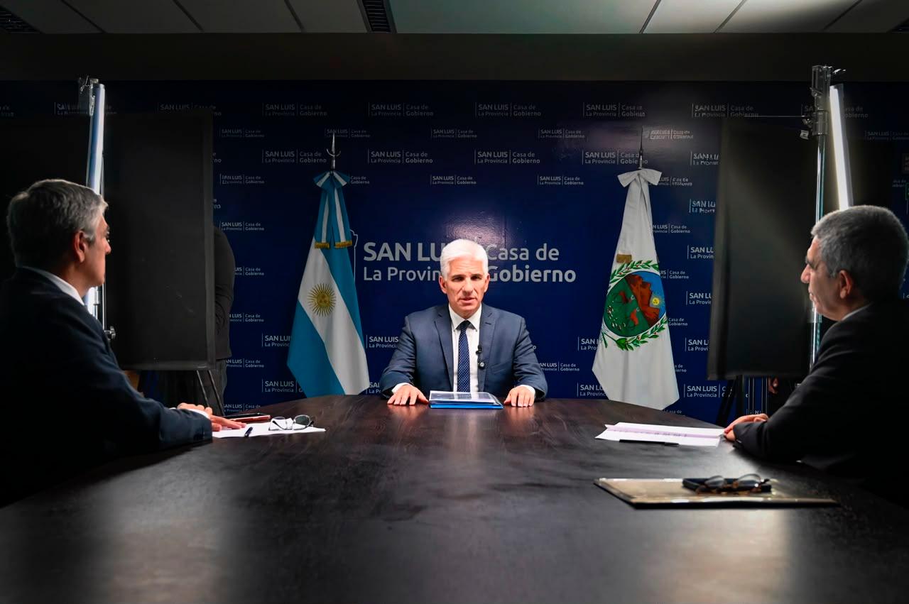 El gobernador de San Luis, Claudio Poggi, exponiendo los ejes de su gestión y el ordenamiento provincial ante la prensa.