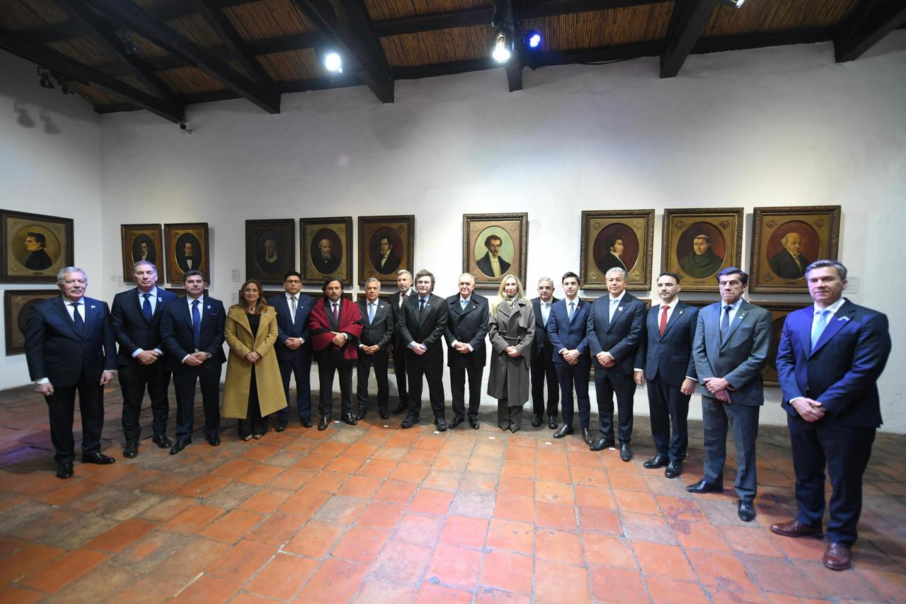 Javier Milei junto a gobernadores en la Casa Histórica de Tucumán por el 9 de Julio.