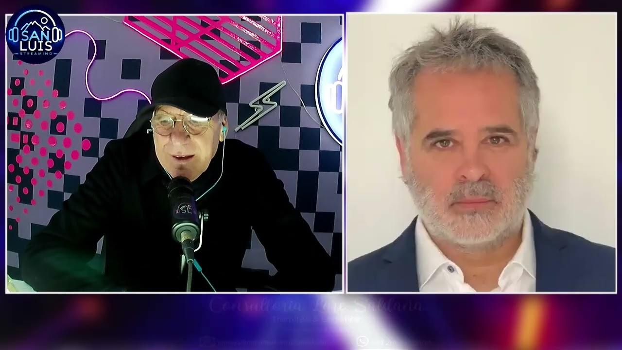 Alejandro Topo Rodríguez brindando una entrevista política por streaming