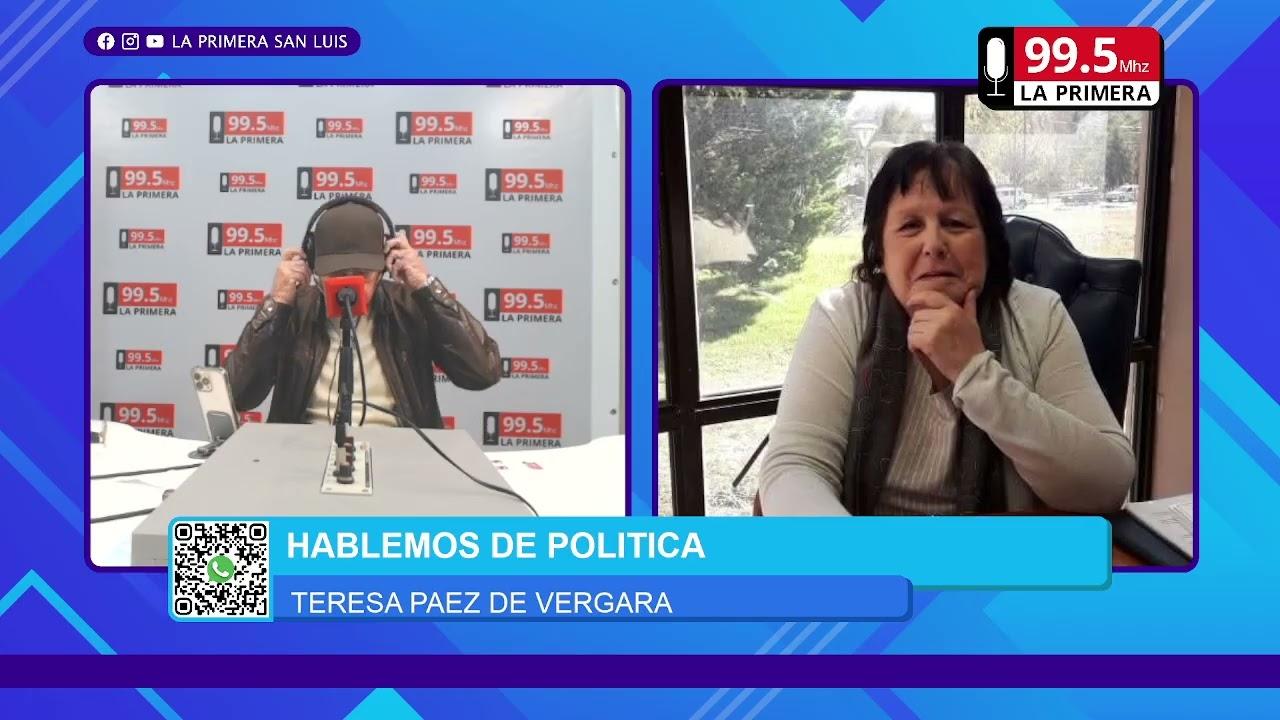 Teresa Páez conversando durante la entrevista en el programa Hablemos de Política.
